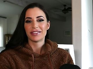 Sexy Adult Model Gia Dimarco Gives An Interview After Glory Slot Scene